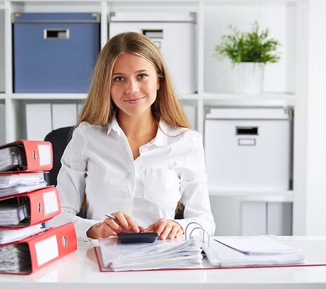 Conseillère préparant un dossier administratif